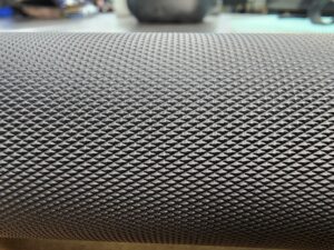 Up close image of the knurling on the thick grip dumbell.